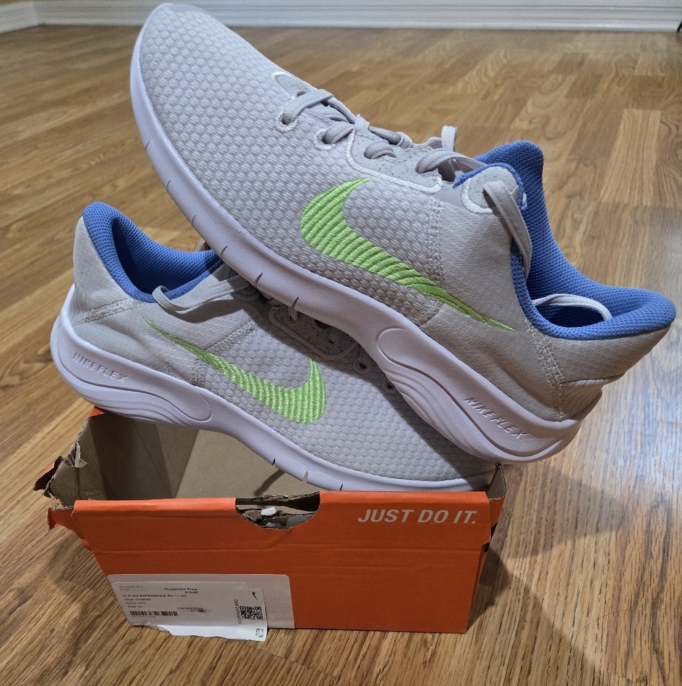 Nike White and Green Sneakers Modern Athletic Design